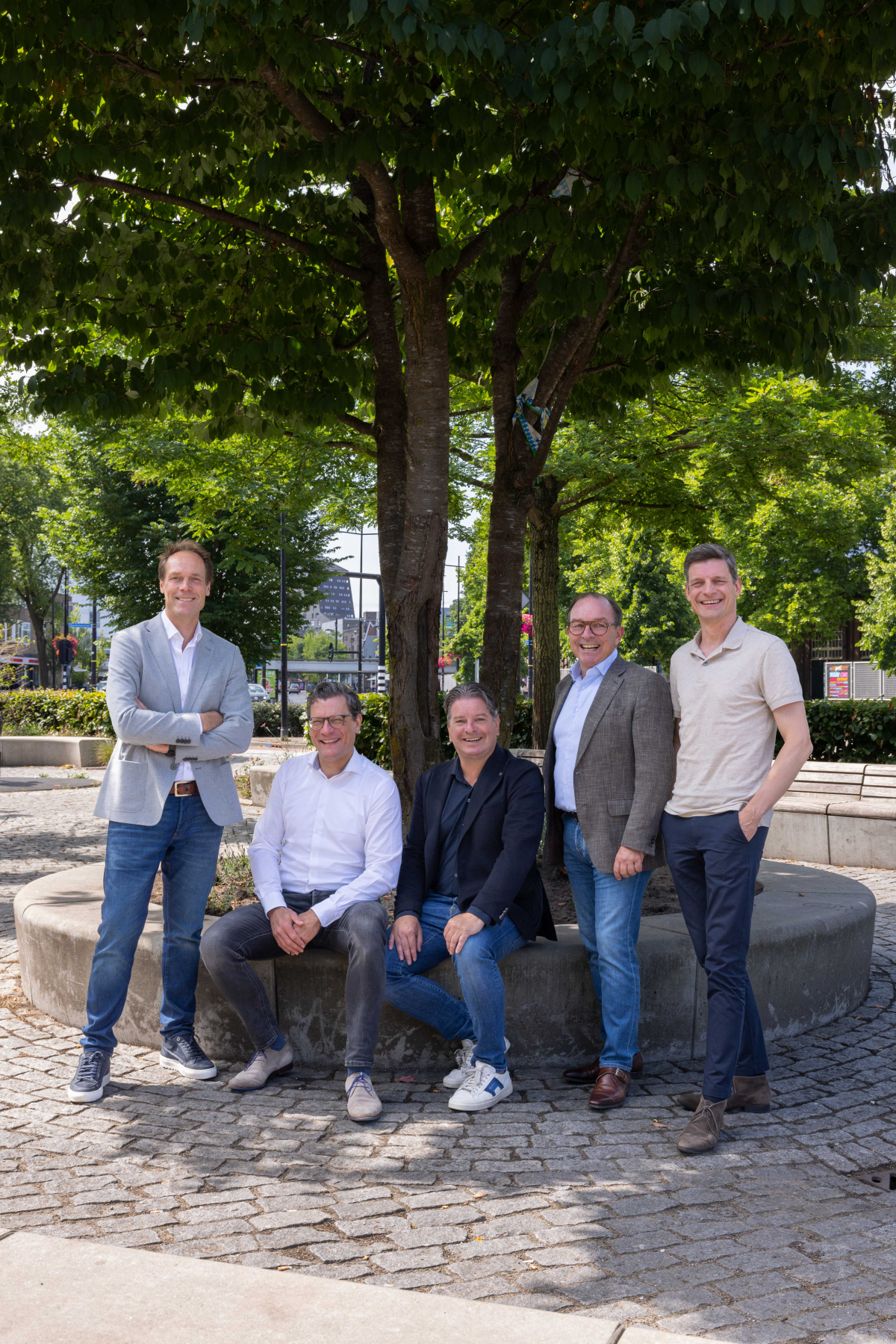 Directieleden van Betawerk en Indicia poseren in de buitenlucht